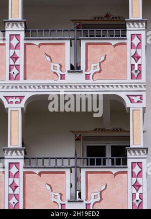 Nahaufnahme von Balkonen und typisch dekorierter Fassade eines traditionellen Hauses in Samnaun, Schweiz Stockfoto