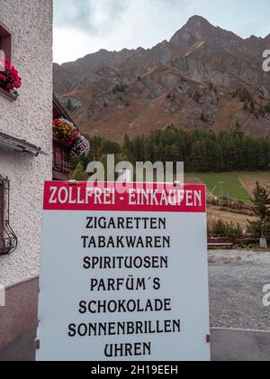 Samnaun, Schweiz - 28. September 2021: Werbung in Samnaun für den steuerfreien Einkauf von Zigaretten, Tabak, alkoholischen Getränken, Parfüm, Chocolat Stockfoto