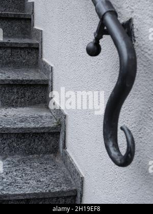 Detail eines Handlaufs und Marmorstufen eines Hauses in Samnaun Stockfoto