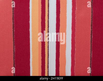 Hintergrundfoto mit Streifen in warmen Rot-Orange-Tönen Stockfoto