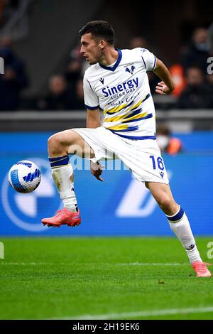 Mailand, Italien. 16. Oktober 2021. Nicolo Casale vom FC Hellas Verona in Aktion während des Fußballspiels der Serie A zwischen AC Mailand und dem FC Hellas Verona. Kredit: Nicolò Campo/Alamy Live Nachrichten Stockfoto