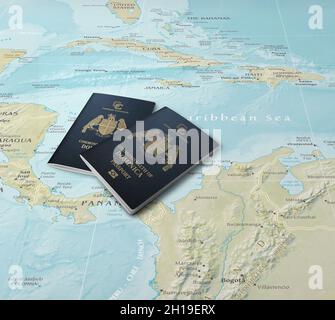 Pässe von zwei karibischen Staaten Dominica auf einer Karte des Karibischen Meeres Stockfoto