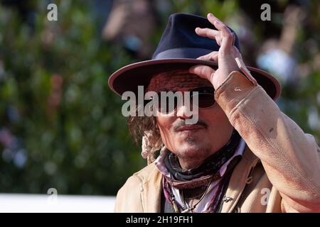 Rom, Italien, 17. Oktober 2021: Johnny Depp besucht den roten Teppich des Films 'Papageientaucher' während der 19. Alice Nella Città 2021 im Auditorium Parco della Musica. Credits: Luigi de Pompeis/Alamy Live News Stockfoto