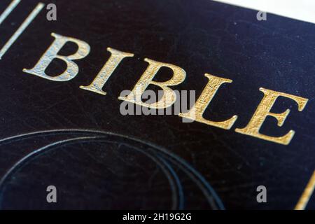 Die Bibel, eine Sammlung religiöser Texte, aus der Nähe. Stockfoto