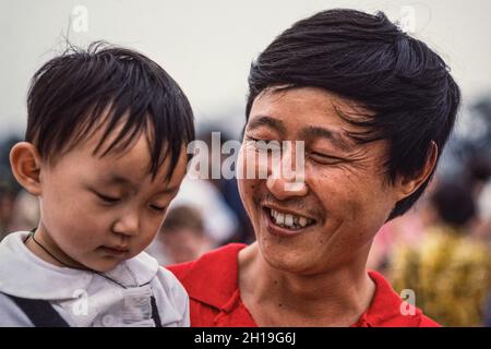 Ein chinesischer Vater lächelt seinen jungen Sohn in Peking, China, an. Stockfoto