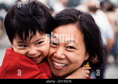 Eine chinesische Mutter und ihr junger Sohn posieren für ein Portait in Peking, China. Stockfoto