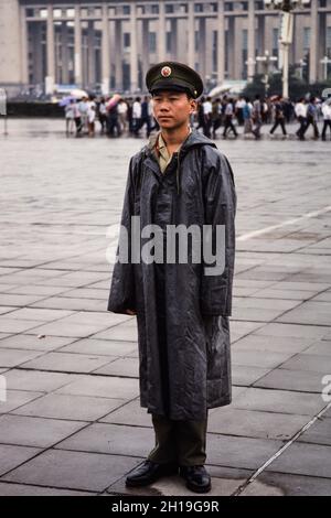 An einem regnerischen Tag in Peking, China, steht ein Soldat auf dem Platz des Himmlischen Friedens Wache. Stockfoto