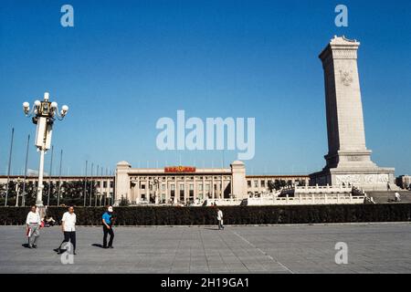 Platz des Himmlischen Friedens, das Denkmal des Volksheros und das Nationalmuseum von China. Peking, China. Stockfoto