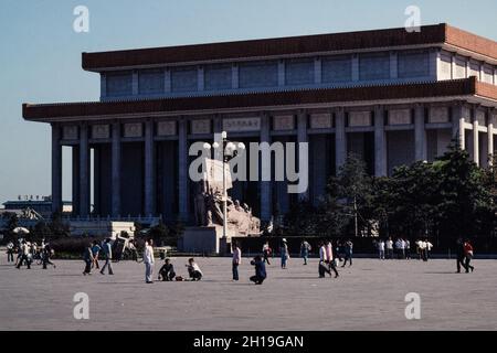 Die Menschen gehen vor das Mausoleum von Mao Zedong auf dem Platz des Himmlischen Friedens in Peking, China. Stockfoto