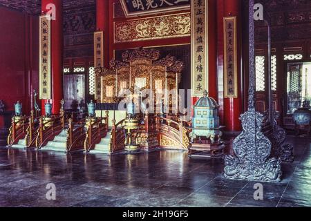 Der Drachenthron des Imperators in der Halle der höchsten Harmonie in der Verbotenen Stadt in Peking, China. Stockfoto