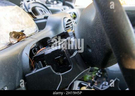 Ein Teil des Lenkrads mit Armaturenbrett eines beschädigten Autos Stockfoto