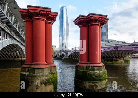 Überreste der alten Blackfriars Railway Bridge mit einem Blackfriars Wolkenkratzer im Hintergrund, London England Großbritannien Stockfoto