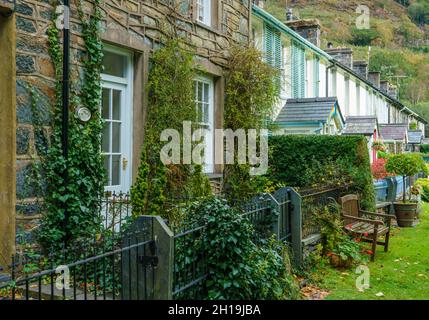 Dorfgrundstück aus lokalem Stein aus dem 18. Jahrhundert auf dem afon Colwyn in Bedgelert, Caernarfon Snowdonia, Wales, Großbritannien Stockfoto