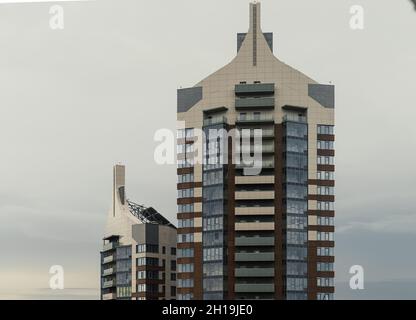 Wohnviertel einer russischen Stadt. Wohngebiete mit Hochhäusern. Kazan, Draufsicht. Stockfoto