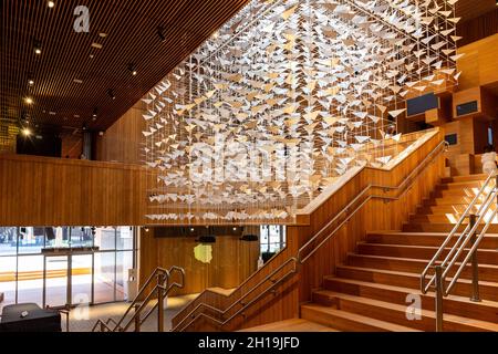 Dubai, VAE, 17.10.2021. Polen nationaler Pavillon auf der Expo 2020 Dubai Standort Innenansicht, hölzerne Innenausstattung mit Skulpturen, die fliegende Vögel darstellen. Stockfoto