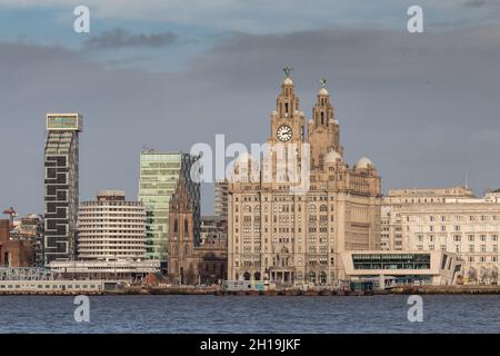Liverpool, Großbritannien: Das Royal Liver-Gebäude liegt an der historischen Uferpromenade der Stadt mit Blick auf den Fluss Mersey. Stockfoto