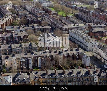 Liverpool, Großbritannien: Luftaufnahme der St. Bride's Kirche und der umliegenden Straßen im Georgian Quarter der Stadt. Stockfoto