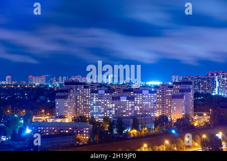 Wohnviertel einer russischen Stadt. Wohngebiete mit Hochhäusern. Kazan, Draufsicht. Skyline bei Nacht Stockfoto