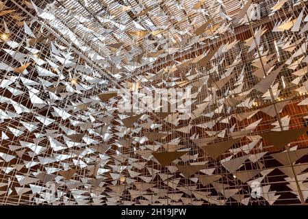 Dubai, VAE, 17.10.2021. Skulpturen, die weiße fliegende Vögel (Kraniche) im Polnischen Pavillon auf dem Gelände der Expo 2020 darstellen. Stockfoto