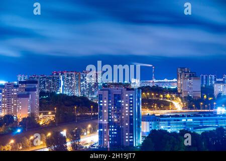 Wohnviertel einer russischen Stadt. Wohngebiete mit Hochhäusern. Kazan, Draufsicht. Skyline bei Nacht Stockfoto