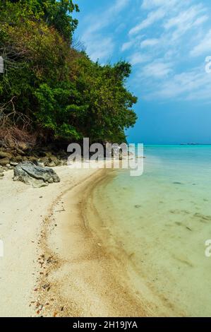 Ein Sandstrand im Andamanensee. Ko Surin Island, Phang Nga, Thailand Stockfoto