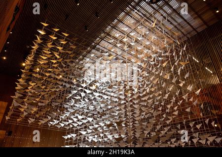 Dubai, VAE, 17.10.2021. Skulpturen, die weiße fliegende Vögel (Kraniche) im Polnischen Pavillon auf dem Gelände der Expo 2020 darstellen. Stockfoto