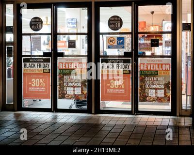 Straßenansicht des französischen Kaufhauses Monoprix Stockfoto
