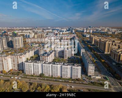 Wohnviertel einer russischen Stadt. Typisches Gebäude. Wohngebiete mit Hochhäusern. Kazan, Draufsicht. Stockfoto