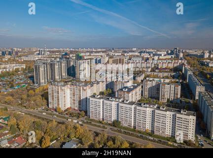 Wohnviertel einer russischen Stadt. Typisches Gebäude. Wohngebiete mit Hochhäusern. Kazan, Draufsicht. Stockfoto