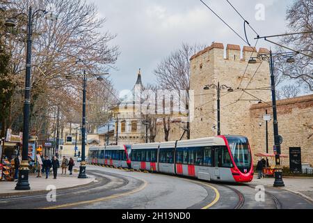 04.03.2021. istanbul türkei. Bei regnerischem und bewölktem Wetter fährt die Straßenbahn in der Nähe der Hagia Sophia-Moschee mit dem Straßenverkäufer durch Stockfoto