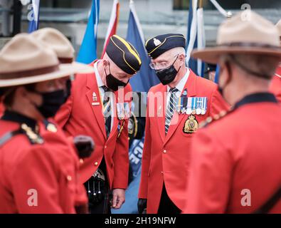 Halifax, Kanada. Jährliche Gedenkstätte für die Gefallenen Friedensoffiziere in Nova Scotia. Zwei pensionierte erfahrene RCMP-Offiziere teilen sich einen Moment Stockfoto