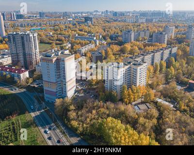 Wohnviertel einer russischen Stadt. Typisches Gebäude. Wohngebiete mit Hochhäusern. Kazan, Draufsicht. Stockfoto