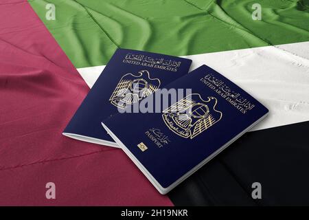 Vereinigte Arabische Emirate Pass auf der Emirates Flagge, Emirati Nationalität, Arab Gulf Länder Stockfoto