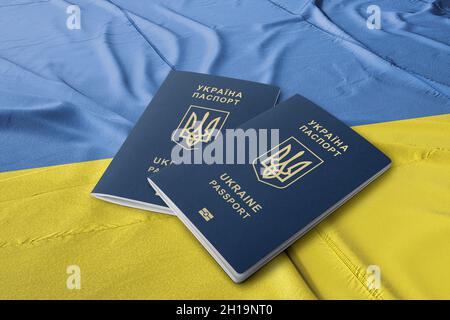 Ukrainischer Pass auf ukrainischer Flagge, ukrainische Staatsbürgerschaft, Krim Stockfoto