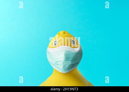 Gelbe Gummiente auf blauem Hintergrund. Minimalkonzept für den Sommer. Stockfoto