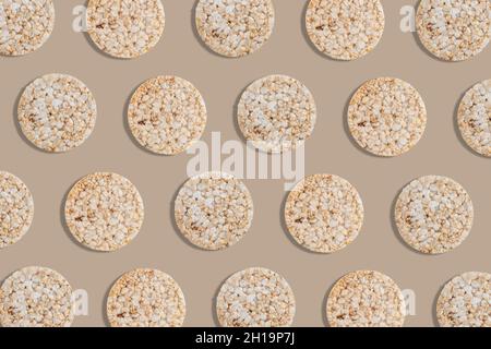 Kreatives Muster von Reiskuchen auf hellem Hintergrund. Gesundes Lifestyle-Konzept. Draufsicht. Stockfoto