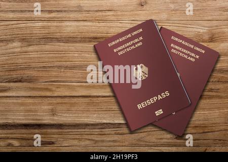 Deutscher Pass auf Holzgrund, für einen deutschen Staatsbürger der stärkste europäische Pass Stockfoto