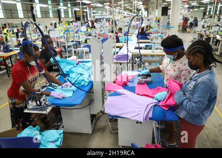 Hawassa, Äthiopien. Oktober 2021. Am 12. Oktober 2021 arbeiten Menschen in einer Textilfabrik im Hawassa Industrial Park in Hawassa, Äthiopien. Quelle: Michael Tewelde/Xinhua/Alamy Live News Stockfoto