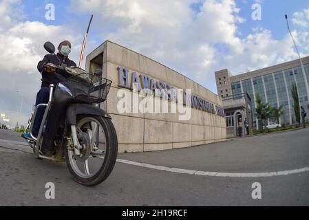 Hawassa, Äthiopien. Oktober 2021. Ein Mann fährt am 12. Oktober 2021 im Hawassa Industrial Park in Hawassa, Äthiopien. Quelle: Michael Tewelde/Xinhua/Alamy Live News Stockfoto