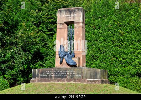 Das Elsass-Lothringen-Denkmal von 1918, das einen von einem Schwert erspießenen deutschen Adler in Compiegne (Oise), Frankreich, zeigt Stockfoto