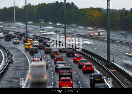 Glasgow, Schottland, Großbritannien. Oktober 2021. IM BILD: Kreuzung 21 der Autobahn M8 bei Plantation in Glasgow in Richtung Osten. Countdown zur COP26-Klimakonferenz/dem COP26-Gipfel, der offiziell am 31. Oktober bis zum 12. November beginnen wird, wird eine Reihe von Straßen, die um Glasgow herum verstopft sind, ab dem 24. Oktober in Kraft treten. Quelle: Colin Fisher/Alamy Live News Stockfoto