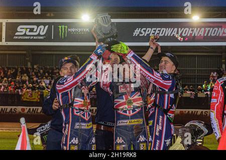 MANCHESTER, GROSSBRITANNIEN. 17. OKTOBER Team GB erhöht die Monster Trophy für die Gewinner während des Monster Energy FIM Speedway of Nations im National Speedway Stadium, Manchester, am Sonntag, den 17. Oktober 2021. (Kredit: Ian Charles | MI News) Kredit: MI News & Sport /Alamy Live News Stockfoto