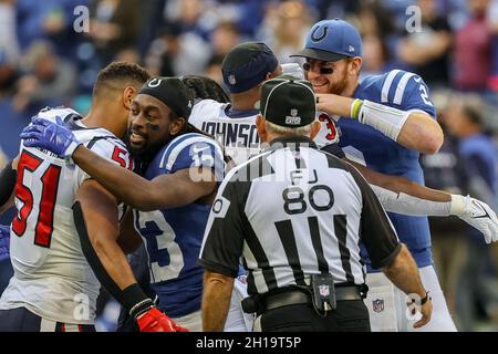 Indianapolis, Indiana, USA. Oktober 2021. Die Kapitäne treffen sich im Zentrum des Feldes vor dem Spiel zwischen den Houston Texans und den Indianapolis Colts im Lucas Oil Stadium, Indianapolis, Indiana. (Bild: © Scott Stuart/ZUMA Press Wire) Stockfoto