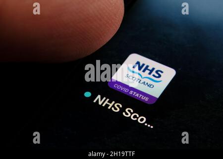 NHS Scotland App auf Smartphone und Finger berührt es gesehen. Selektiver Fokus. Konzept. Stafford, Großbritannien, 17. Oktober 2021. Stockfoto