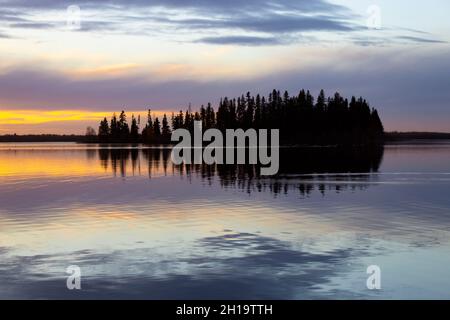 Sonnenuntergang über der Insel Astotin Lake Ende Oktober, Elk Island National Park im Osten von Alberta, Kanada Stockfoto