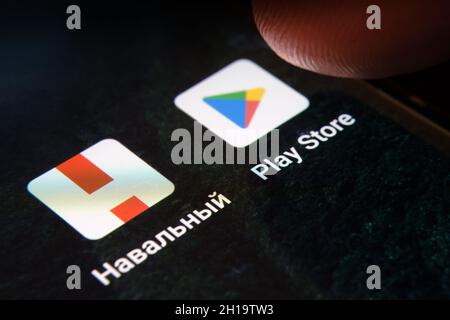Navalny Smart Voting App und GOOGLE PLAY Store App. Der in russischer Sprache gesehene Text wird mit „NAVALNY“ übersetzt, was der Name der russischen Opposition ist Stockfoto
