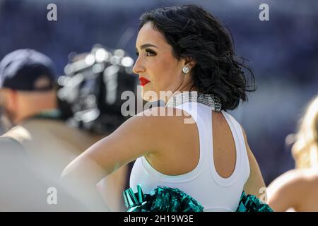 Indianapolis, Indiana, USA. Oktober 2021. Ein Cheerleader der Indianapolis Colts während des Spiels zwischen den Houston Texans und den Indianapolis Colts im Lucas Oil Stadium, Indianapolis, Indiana. (Bild: © Scott Stuart/ZUMA Press Wire) Stockfoto