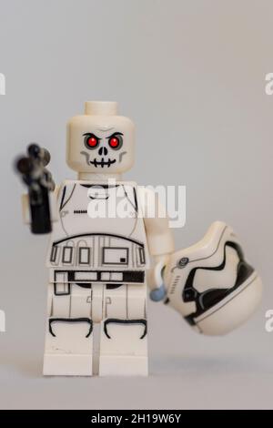 Skelett im First Order Stormtrooper Outfit Stockfoto