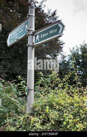 dh Fußweg Schild EBOR WAY YORKSHIRE öffentlicher Fußweg Zeichen Beschilderung uk Stockfoto