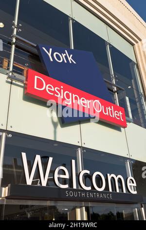 dh McArthurGlen YORK YORKSHIRE Designer Center Outlet UK Shopping McArthur Glen Centers Mall entrance Stockfoto